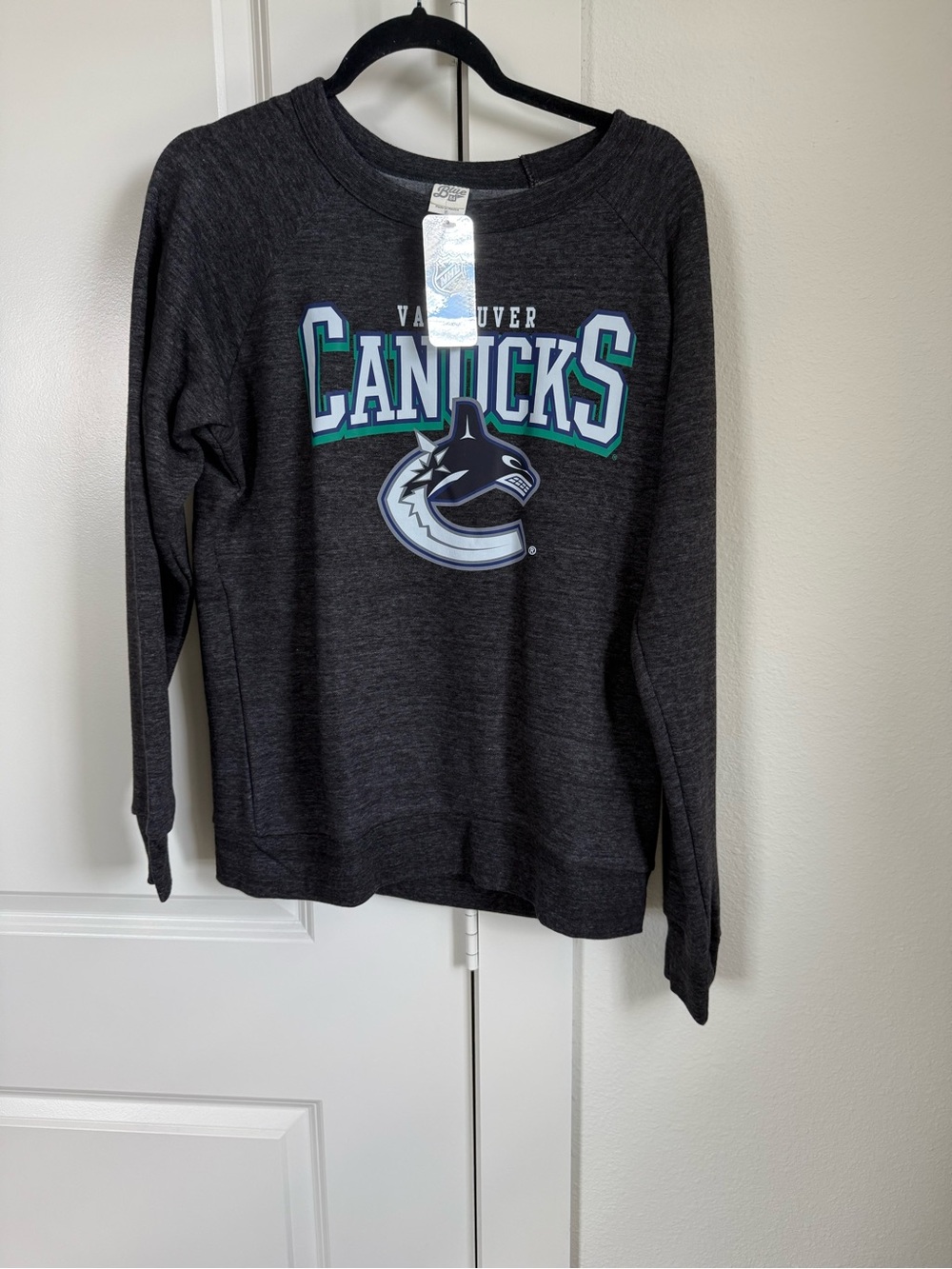 Official NHL Vancouver Canucks Crewneck Sweatshirt Gray Size Small PTP 21” NWT